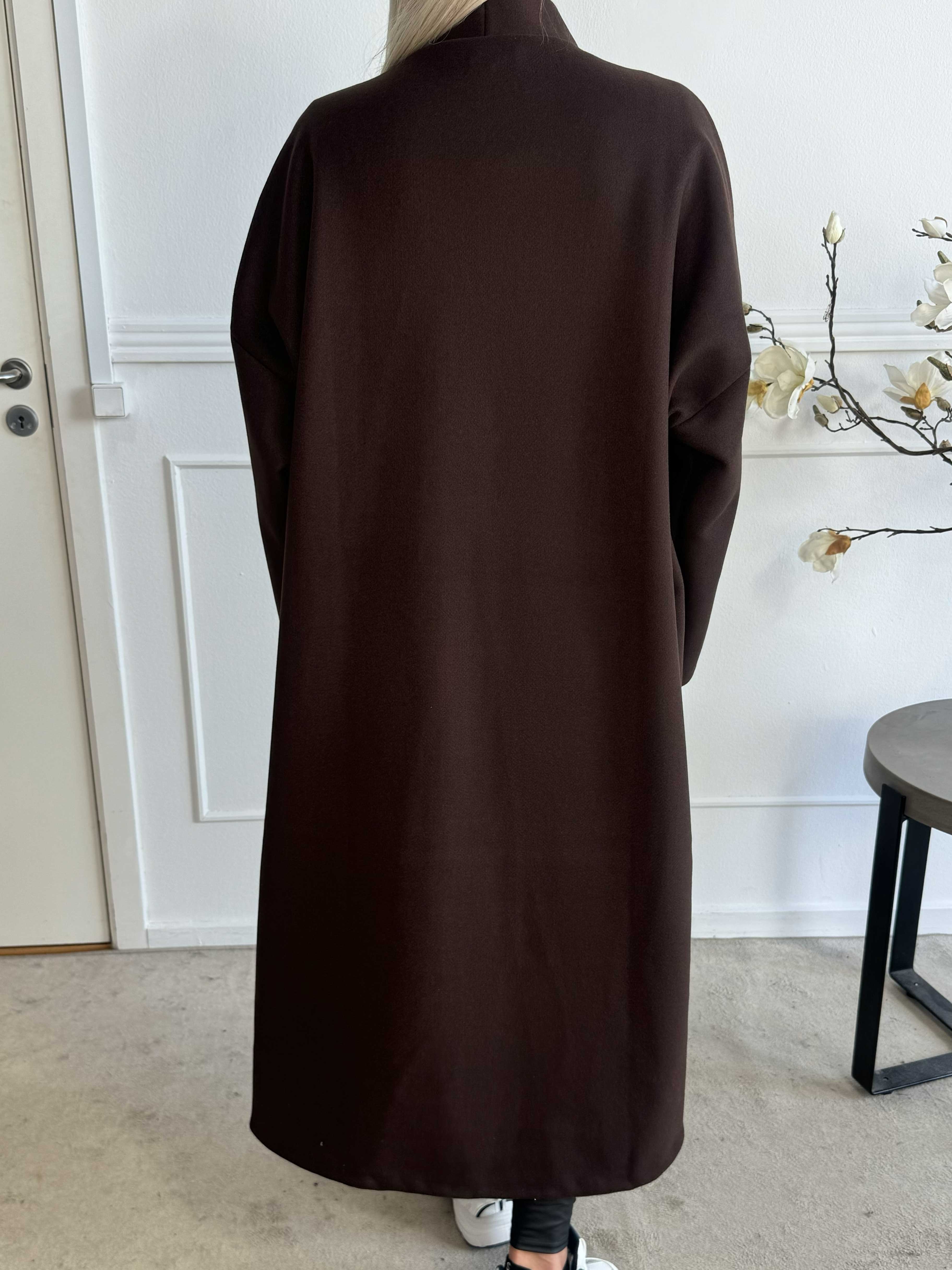 Abbelin - Lång oversized kappa med dekorativa knappar